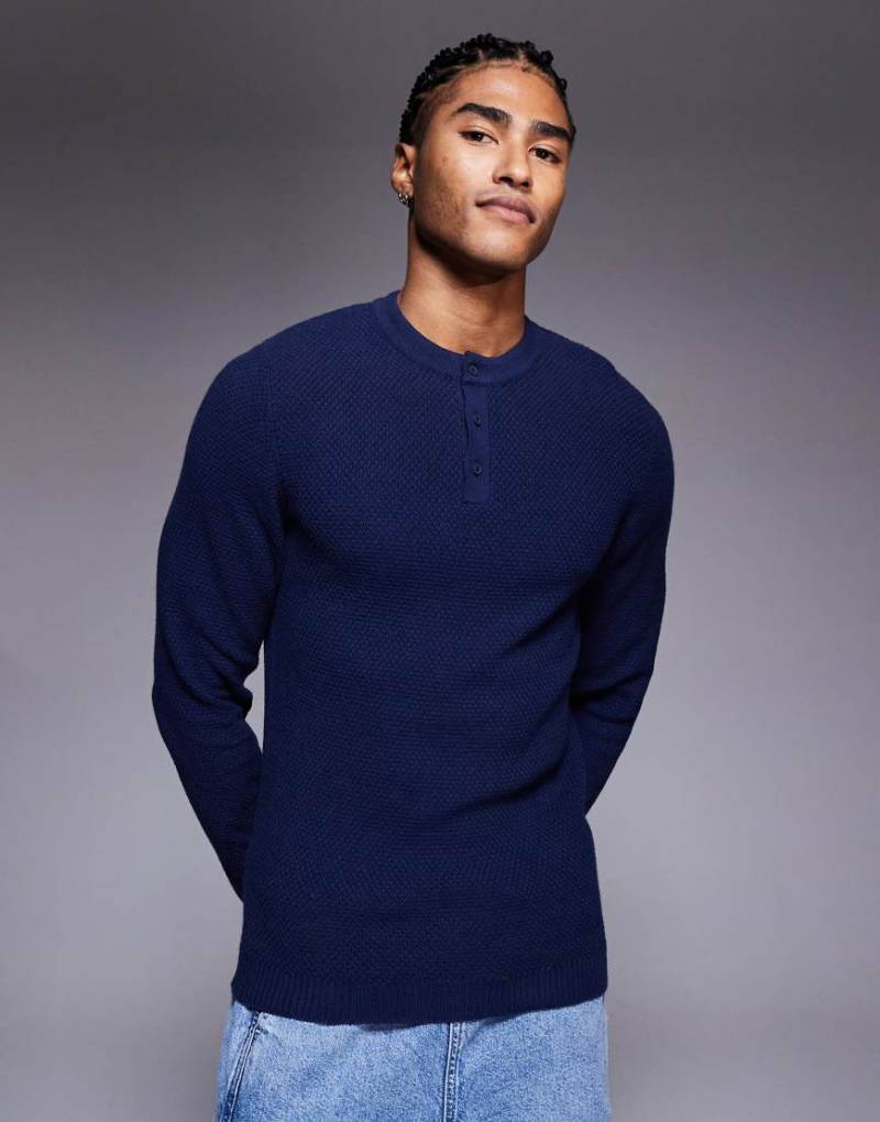 ASOS DESIGN - Henley-Pullover aus Strick in Marineblau mit körperbetontem Schnitt von ASOS DESIGN