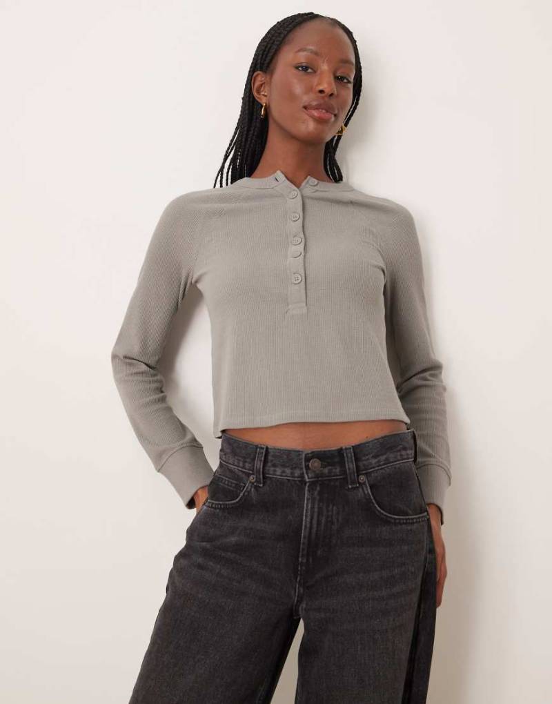 ASOS DESIGN - Henley-Shirt in Grau mit dicker Waffelstruktur und Raglanärmeln von ASOS DESIGN