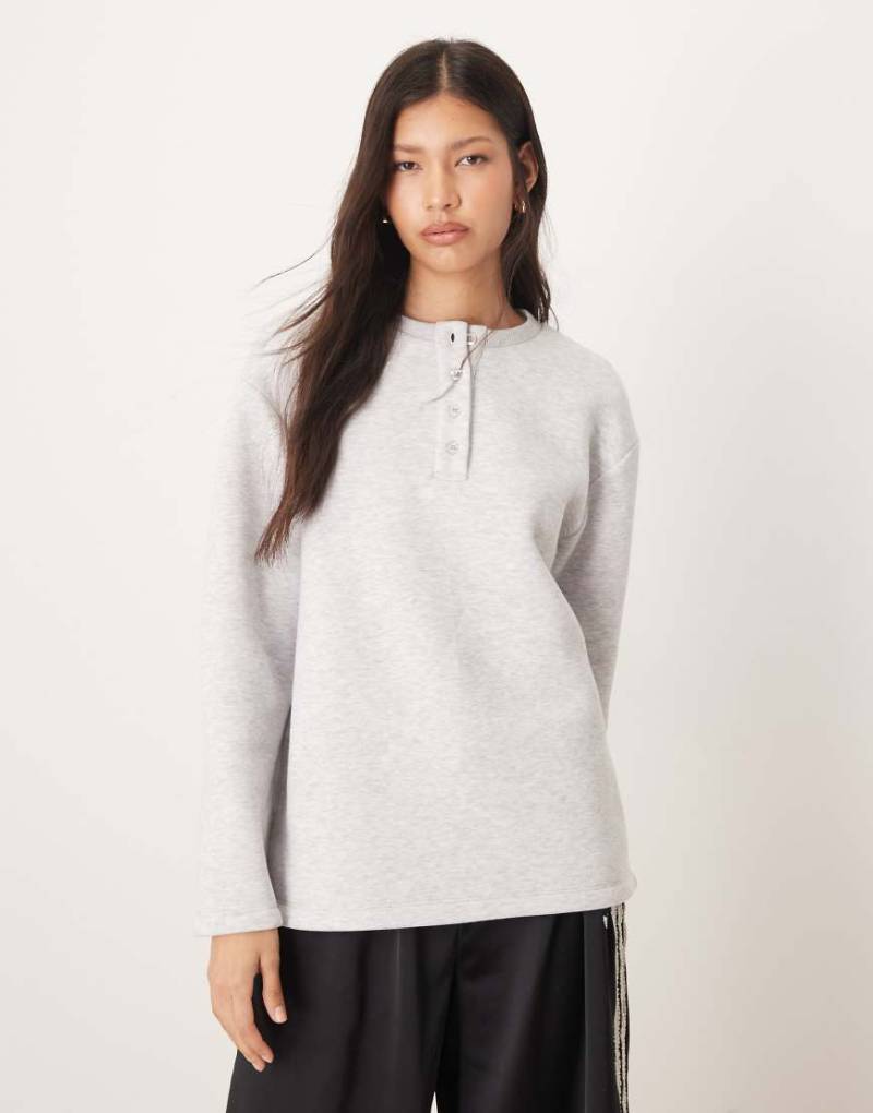 ASOS DESIGN - Henley-Sweatshirt in meliertem Grau mit Oversize-Schnitt von ASOS DESIGN