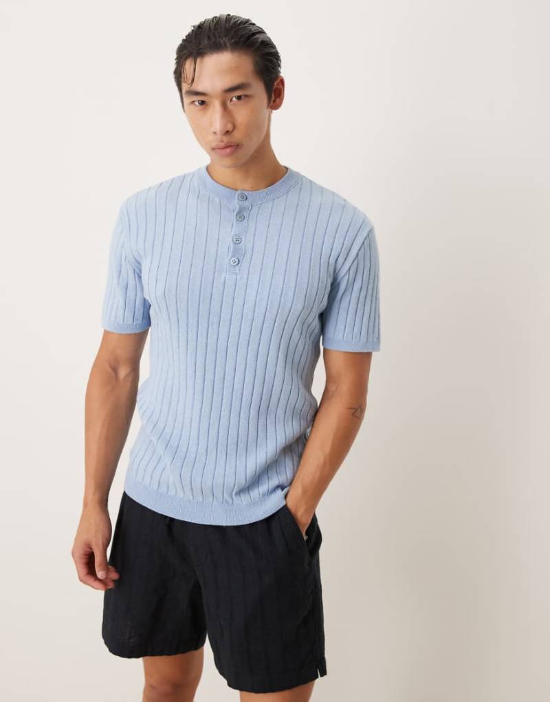 ASOS DESIGN - Henley-T-Shirt aus Strick in Hellblau mit körperbetontem Schnitt-Braun von ASOS DESIGN