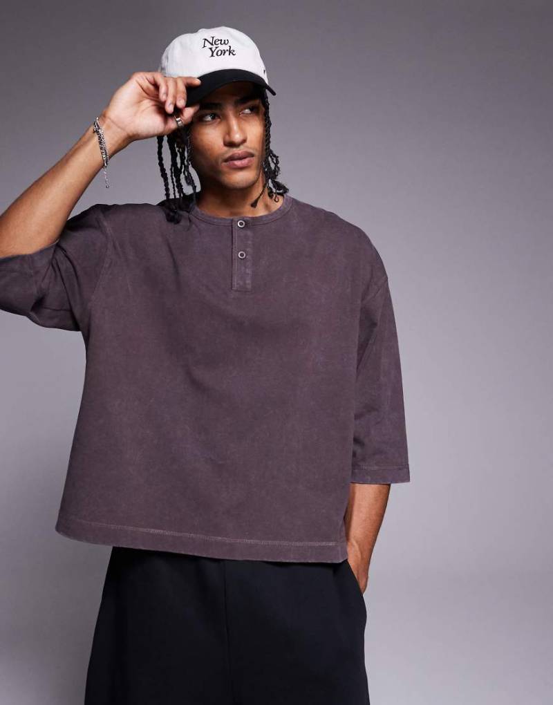 ASOS DESIGN - Henley-T-Shirt aus schwerem Stoff in verwaschenem Braun mit Oversize-Schnitt von ASOS DESIGN