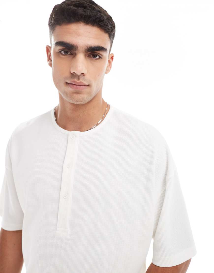 ASOS DESIGN - Henley-T-Shirt in Creme mit Oversize-Schnitt-Weiß von ASOS DESIGN