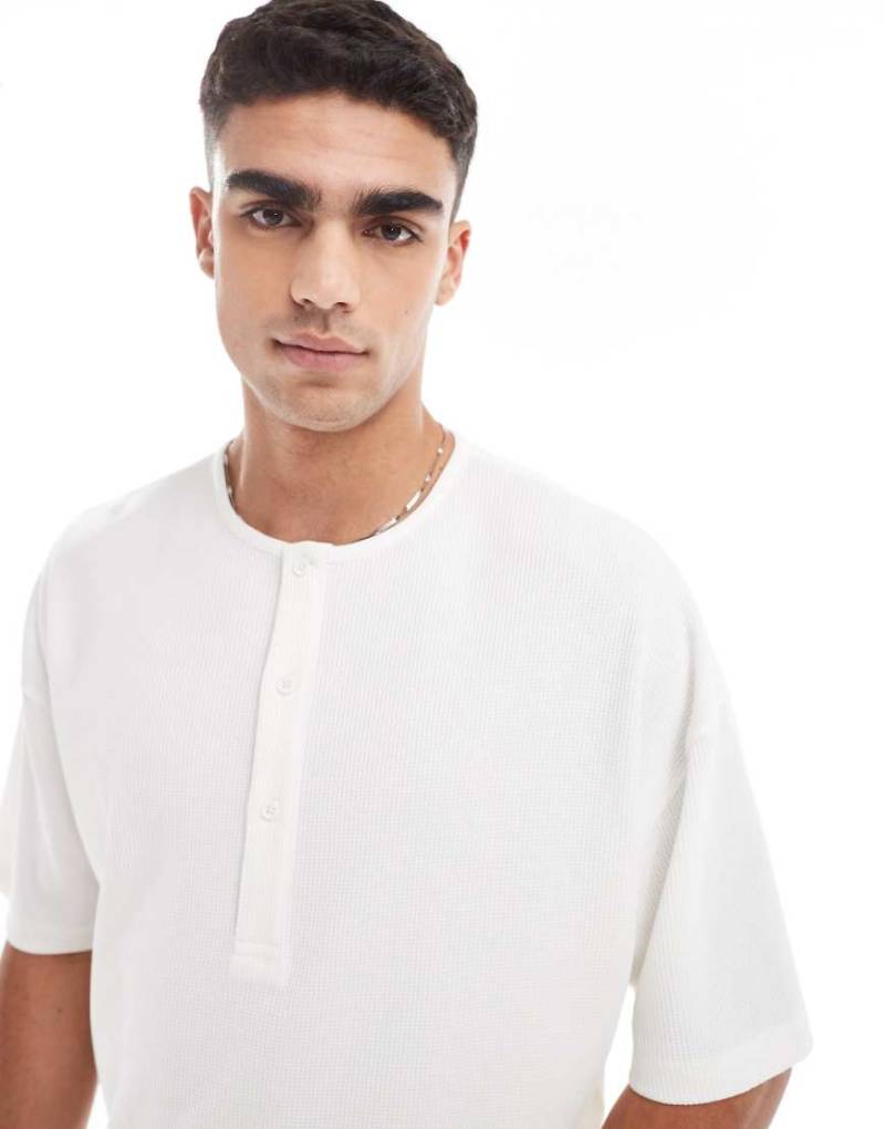 ASOS DESIGN - Henley-T-Shirt in Creme mit Oversize-Schnitt-Weiß von ASOS DESIGN