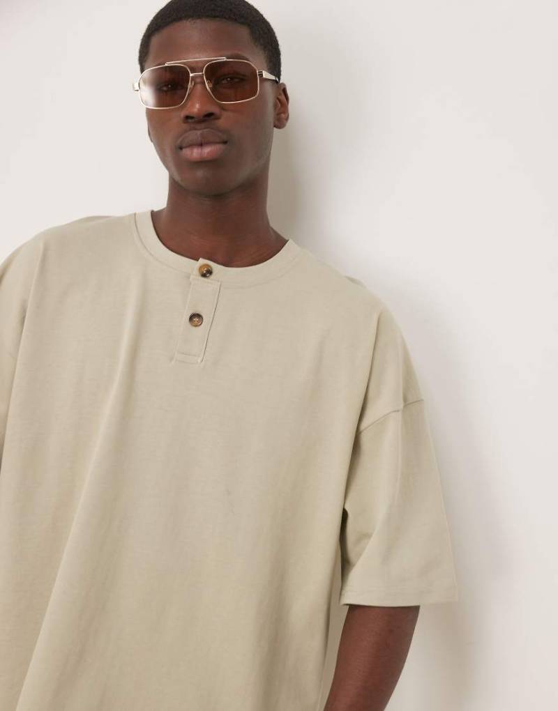 ASOS DESIGN - Oversize-T-Shirt in Efeugrün mit überschnittenen Schultern und Henley-Ausschnitt von ASOS DESIGN