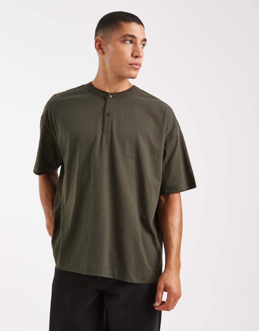 ASOS DESIGN - Henley-T-Shirt in Grün mit halblangen Ärmeln und Oversize-Schnitt von ASOS DESIGN