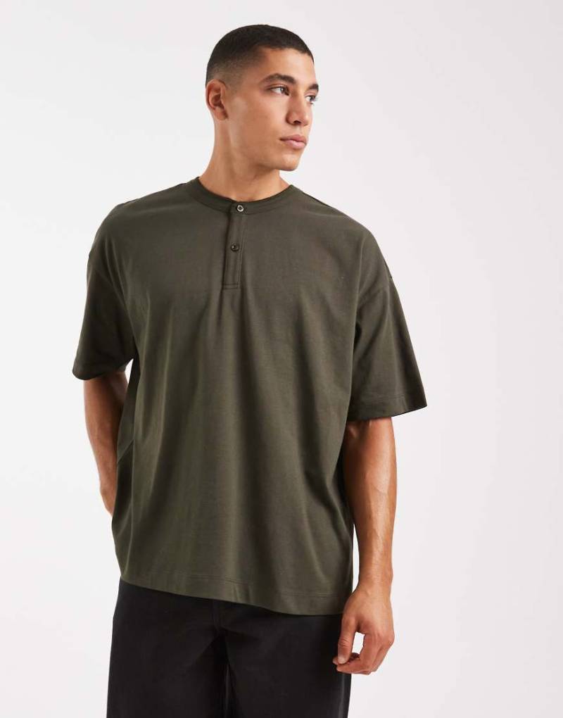 ASOS DESIGN - Henley-T-Shirt in Grün mit halblangen Ärmeln und Oversize-Schnitt von ASOS DESIGN