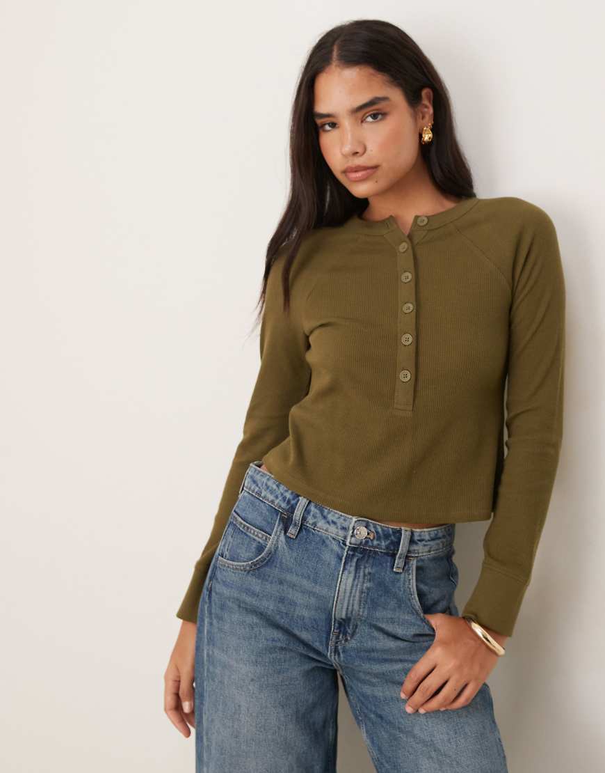 ASOS DESIGN - Henleyshirt in Olivgrün mit dicker Waffelstruktur und Raglanärmeln von ASOS DESIGN