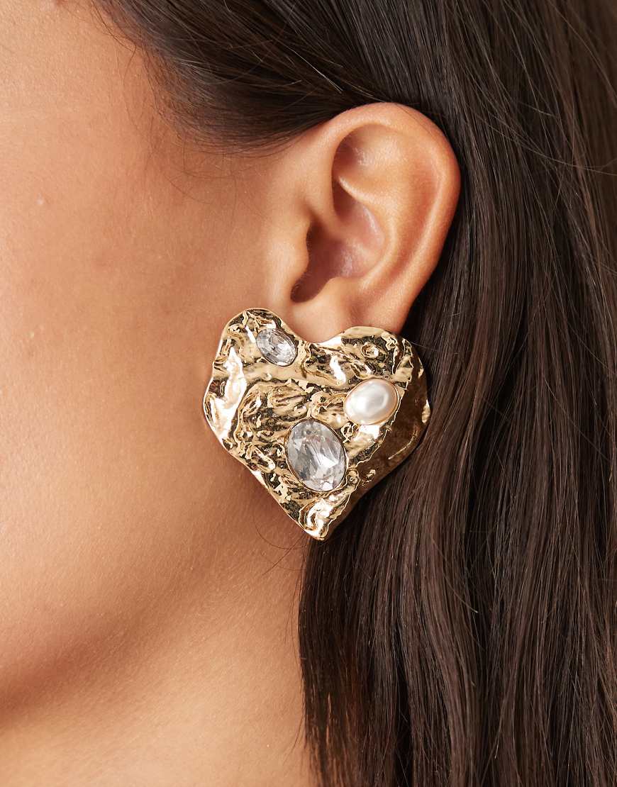 ASOS DESIGN - Herzförmige Statement-Ohrstecker in Goldoptik mit Kunstperlenverzierung-Goldfarben von ASOS DESIGN