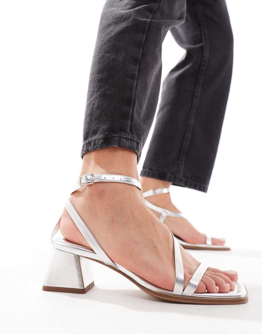 ASOS DESIGN - Hibiscus - Asymmetrische Sandaletten in Silber mit mittelhohem Blockabsatz-Weiß ASOS DESIGN - Hibiscus - Asymmetrische Sandaletten in Silber mit mittelhohem Blockabsatz-Weiß von ASOS DESIGN