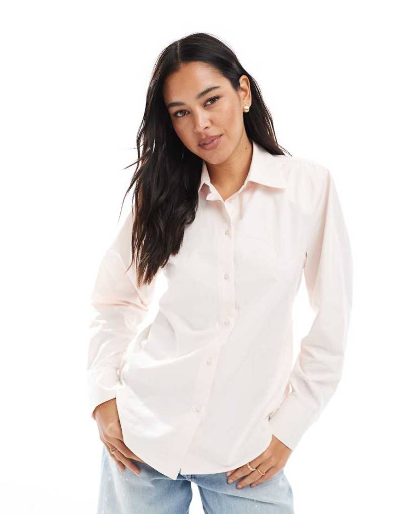 ASOS DESIGN - Hinten gebundene Hemdbluse in Rosa mit Schulterpolstern von ASOS DESIGN