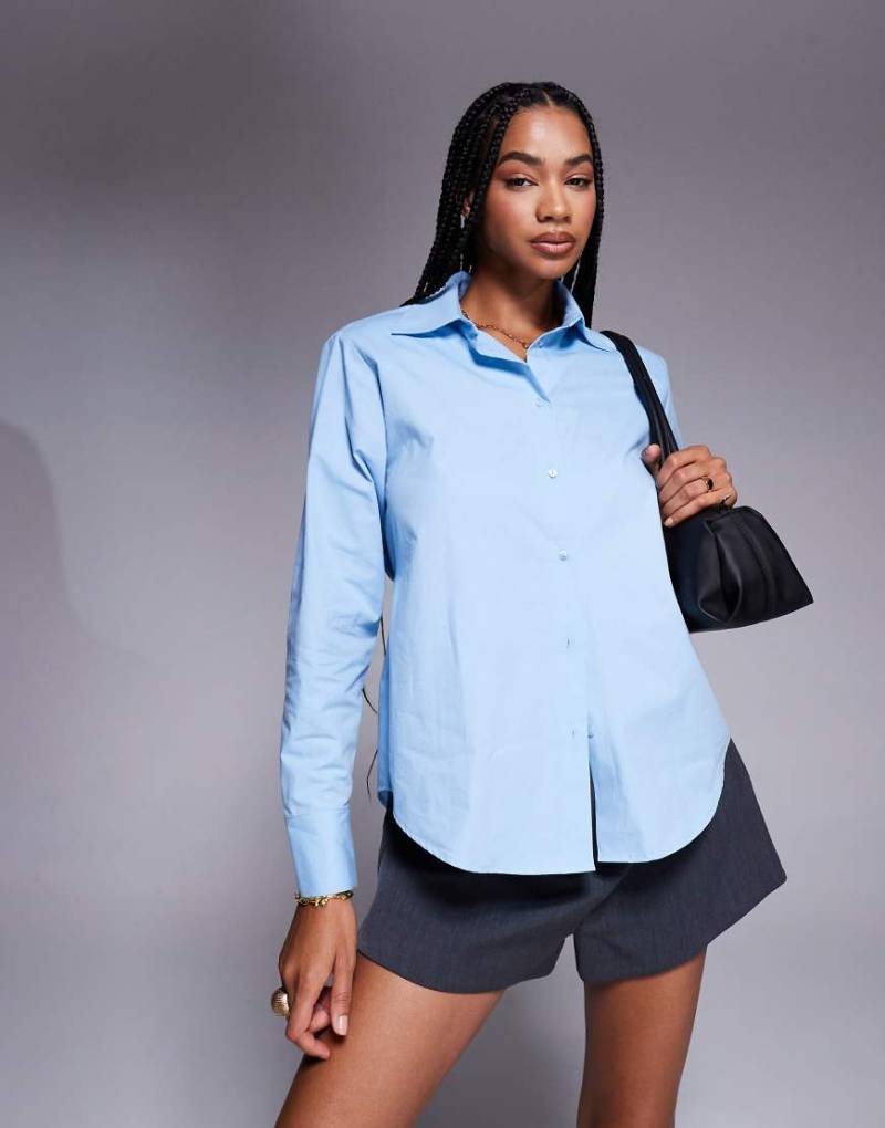 ASOS DESIGN - Hinten gebundenes Hemdbluse in Blau mit Schulterpolstern von ASOS DESIGN