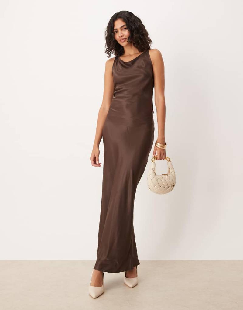 ASOS DESIGN - Hinten gebundenes Kleid aus Satin in Schokobraun mit U-Boot-Ausschnitt von ASOS DESIGN