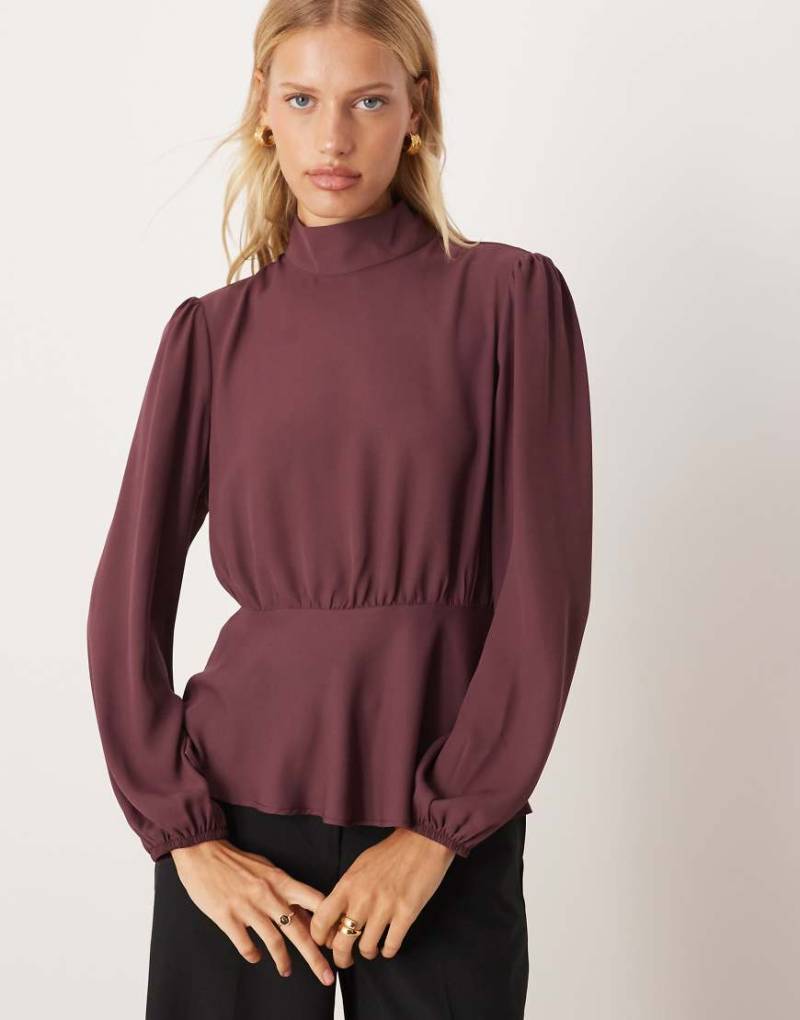 ASOS DESIGN - Hochgeschlossene, langärmlige Bluse in Pflaume mit Schößchensaum-Brown ASOS DESIGN - Hochgeschlossene, langärmlige Bluse in Pflaume mit Schößchensaum-Brown von ASOS DESIGN