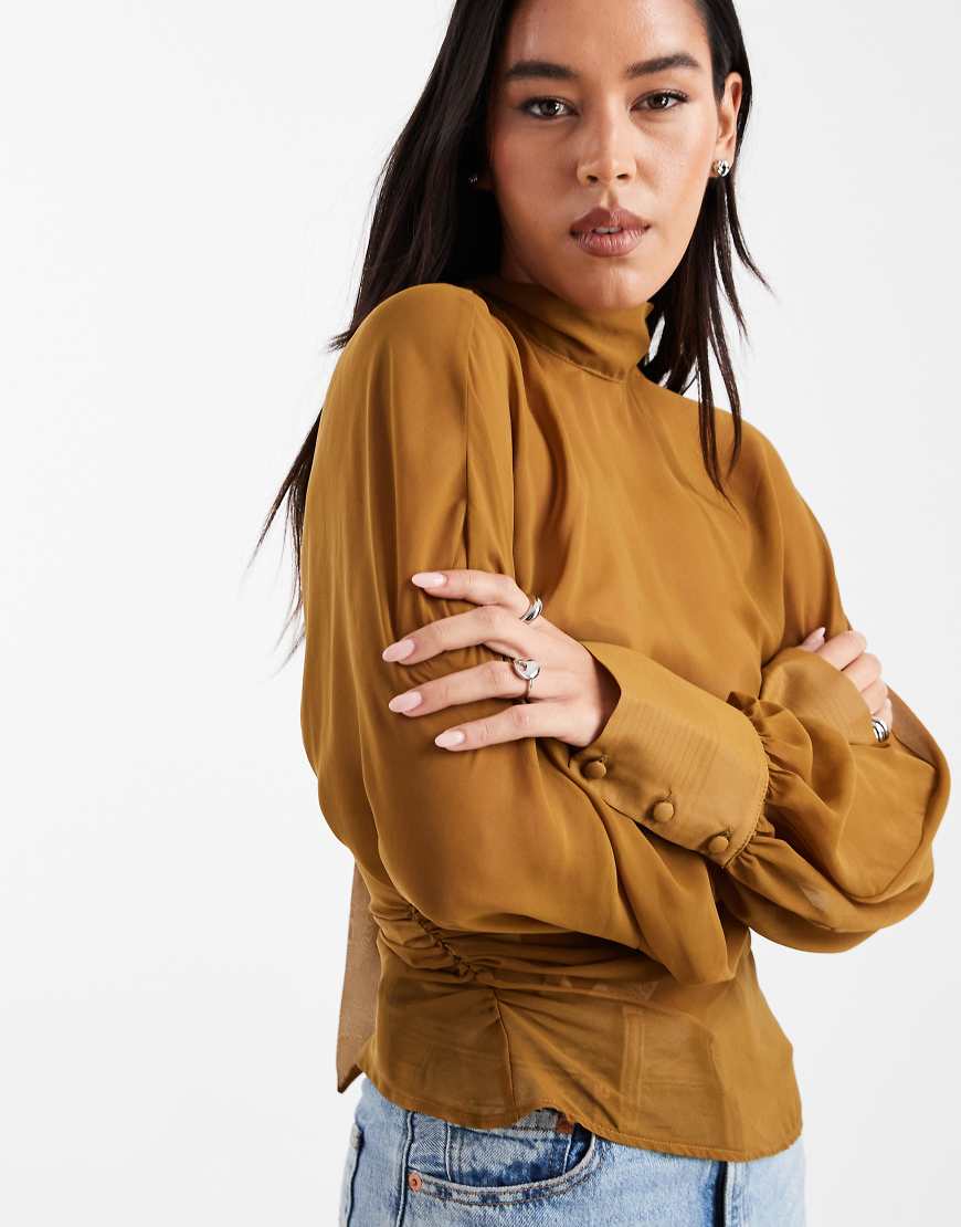 ASOS DESIGN - Hochgeschlossene Bluse in Ocker mit Fledermausärmeln-Gelb von ASOS DESIGN
