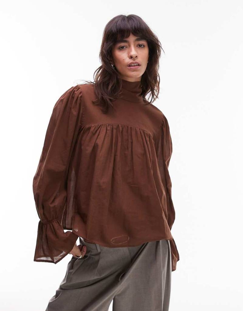 ASOS DESIGN - Hochgeschlossene Bluse mit Blouson-Ärmeln in Schokobraun-Brown von ASOS DESIGN