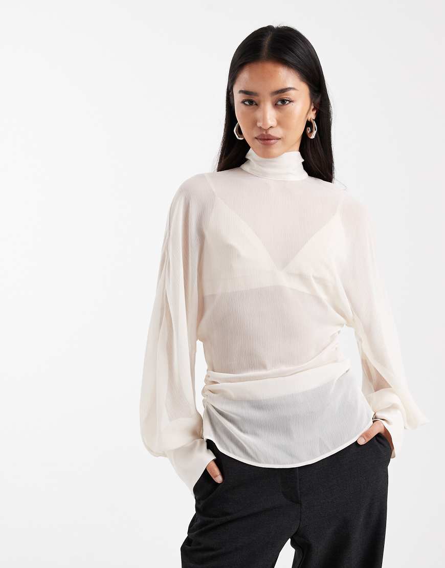 ASOS DESIGN - Hochgeschlossene Chiffon-Bluse in Creme mit Fledermausärmeln-Weiß von ASOS DESIGN