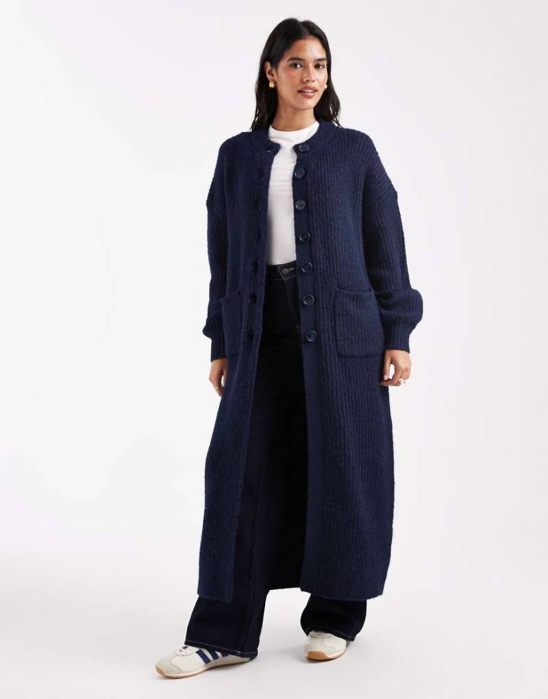 ASOS DESIGN - Longline-Strickjacke in Marineblau mit Rundhalsausschnitt ASOS DESIGN - Longline-Strickjacke in Marineblau mit Rundhalsausschnitt von ASOS DESIGN