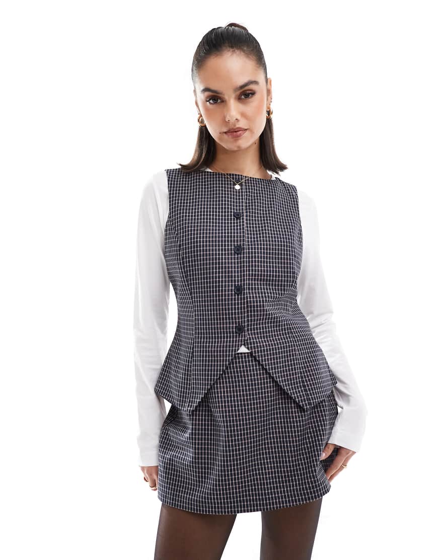 ASOS DESIGN - Hochgeschlossene Weste in Schwarz mit Karomuster und Knopfleiste-Bunt von ASOS DESIGN