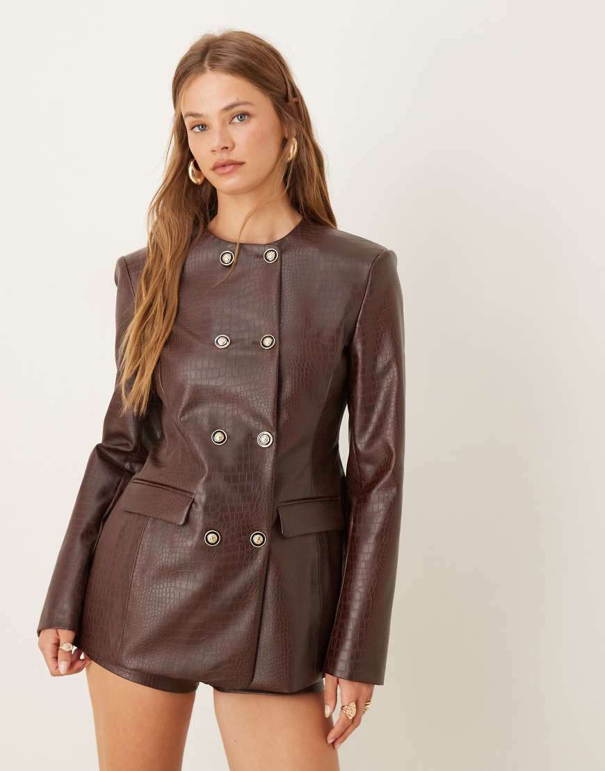 ASOS DESIGN - Hochgeschlossener, zweireihiger Blazer aus Kunstleder in Kroko-Schokobraun, Kombiteil-Brown von ASOS DESIGN