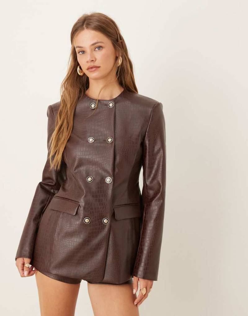 ASOS DESIGN - Hochgeschlossener, zweireihiger Blazer aus Kunstleder in Kroko-Schokobraun, Kombiteil-Brown von ASOS DESIGN