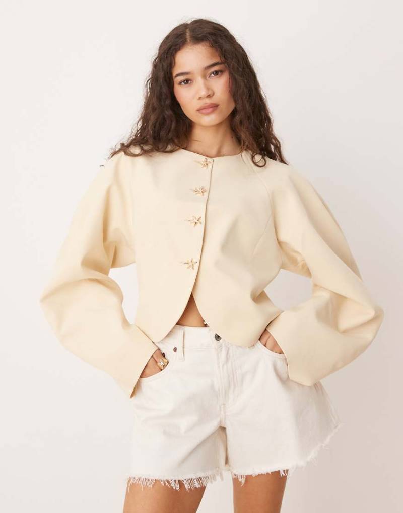 ASOS DESIGN - Hochgeschlossener Blazer in Buttermilchgelb mit Cocoon-Ärmeln und Zierknöpfen in Seesterndesign-Neutral von ASOS DESIGN