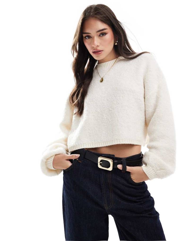 ASOS DESIGN - Hochgeschlossener Bouclé-Pullover in Cremeweiß von ASOS DESIGN