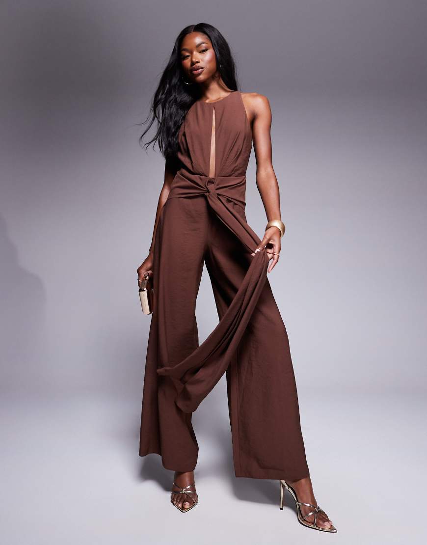 ASOS DESIGN - Hochgeschlossener Jumpsuit in Schokobraun mit Schnürdetail ASOS DESIGN - Hochgeschlossener Jumpsuit in Schokobraun mit Schnürdetail von ASOS DESIGN