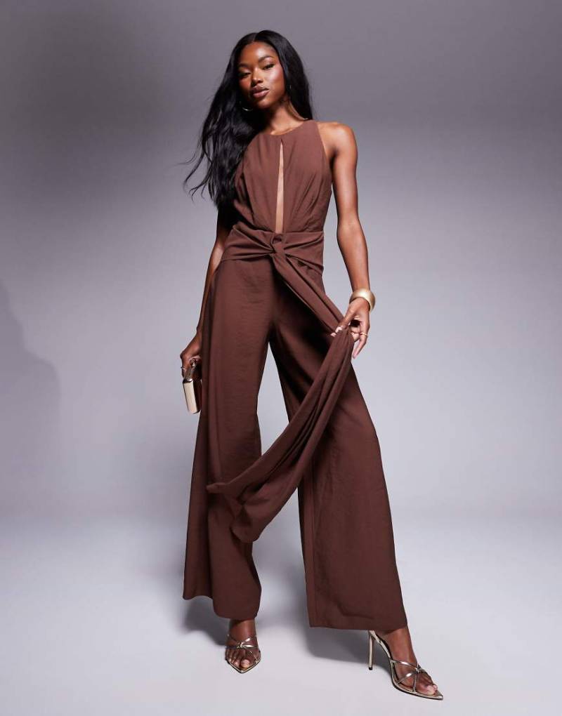 ASOS DESIGN - Hochgeschlossener Jumpsuit in Schokobraun mit Schnürdetail von ASOS DESIGN