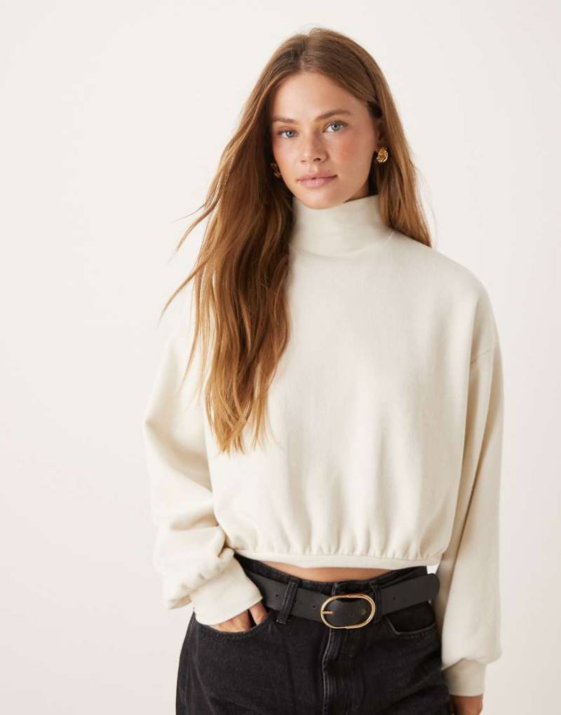 ASOS DESIGN - Superweicher, hochgeschlossener Pullover in Cremeweiß mit Ballonärmeln und abgerundetem Saum von ASOS DESIGN