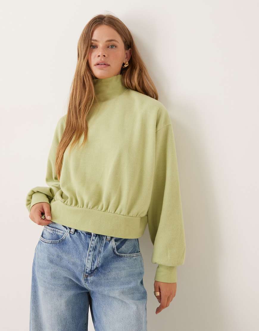 ASOS DESIGN - Superweicher, hochgeschlossener Pullover in Pastellgrün mit Ballonärmeln und abgerundetem Saum von ASOS DESIGN