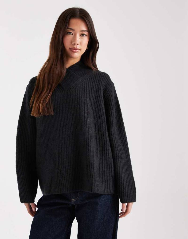 ASOS DESIGN - Hochgeschlossener Pullover in Schwarz mit überkreuztem V-Ausschnitt von ASOS DESIGN