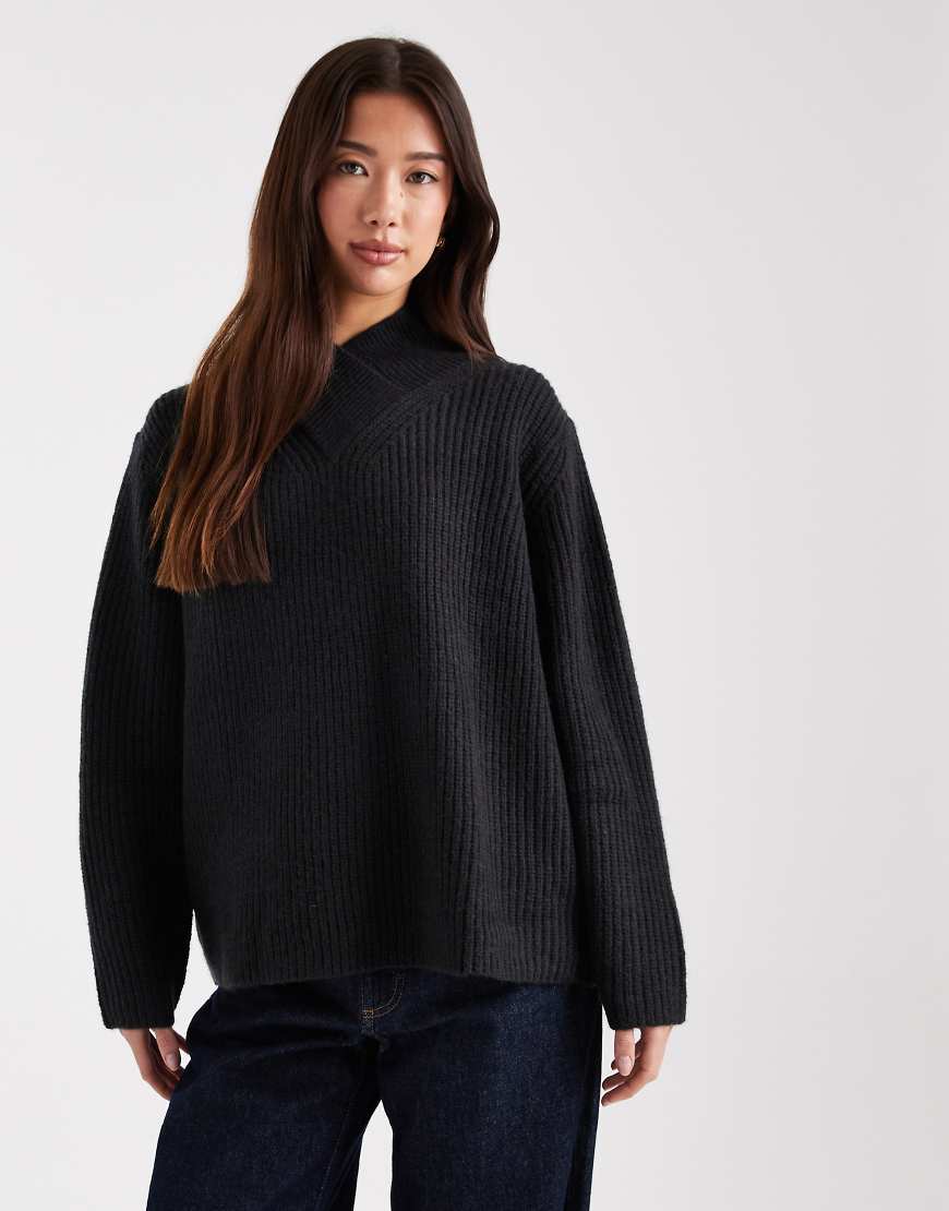ASOS DESIGN - Hochgeschlossener Pullover in Schwarz mit überkreuztem V-Ausschnitt von ASOS DESIGN