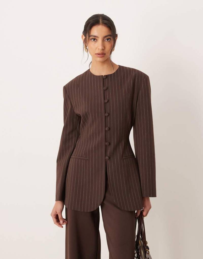 ASOS DESIGN - Hochgeschlossener Slim-Fit-Blazer in Schokobraun-Brown von ASOS DESIGN