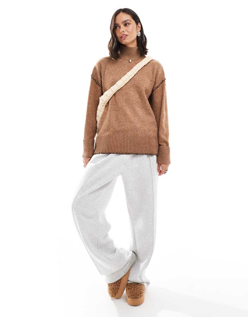 ASOS DESIGN - Hochgeschlossener Strickpullover in Camel mit Kontrastnähten und Umschlagbündchen-Neutral von ASOS DESIGN