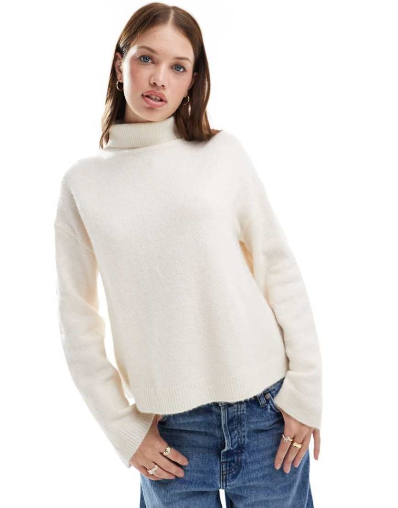 ASOS DESIGN - Hochgeschlossener Strickpullover in Creme-Weiß von ASOS DESIGN