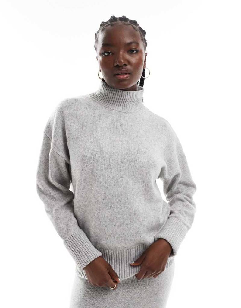 ASOS DESIGN - Hochgeschlossener Strickpullover in Mittelgrau mit umgeschlagenen Bündchen von ASOS DESIGN