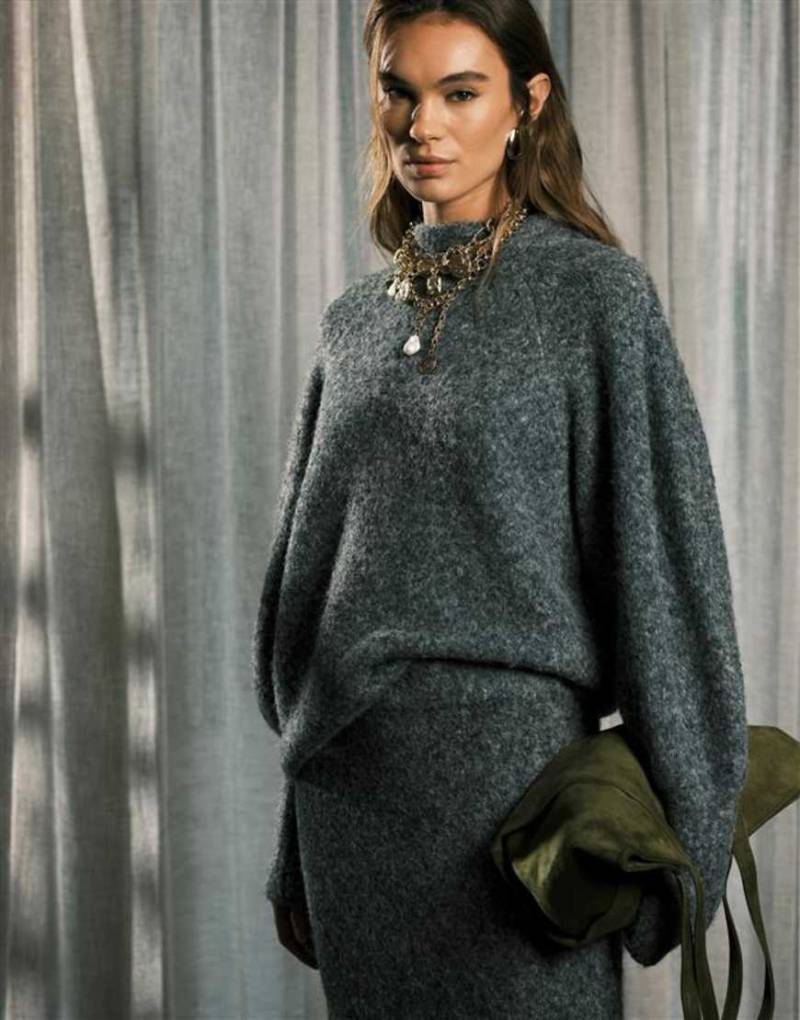 ASOS DESIGN - Hochgeschlossener flauschiger Pullover in Anthrazit, Kombiteil-Grau von ASOS DESIGN