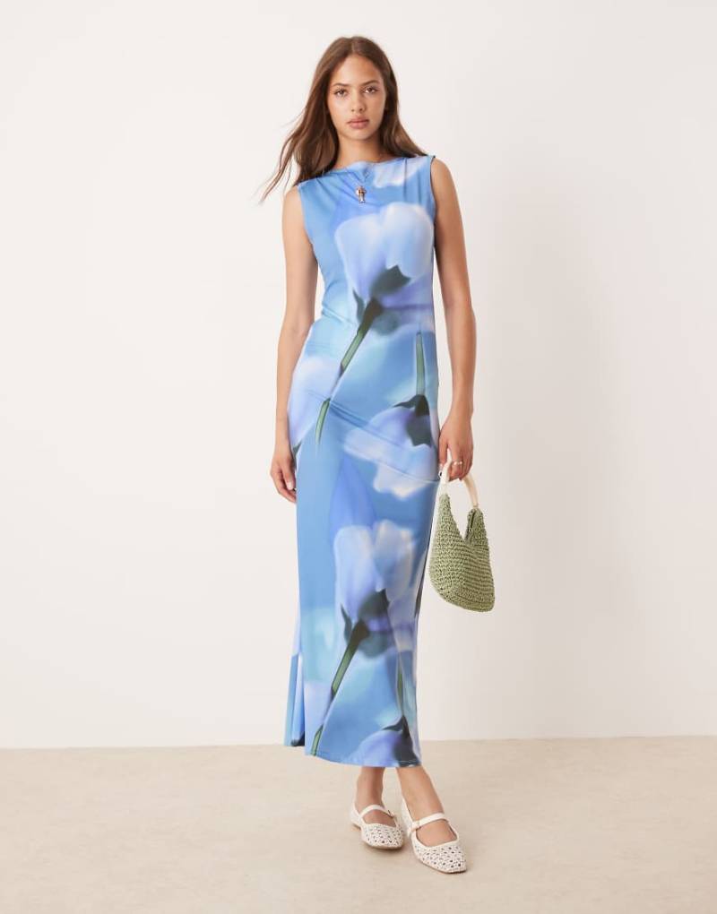 ASOS DESIGN - Hochgeschlossenes, ärmelloses Maxikleid in Blau mit Print-Bunt von ASOS DESIGN
