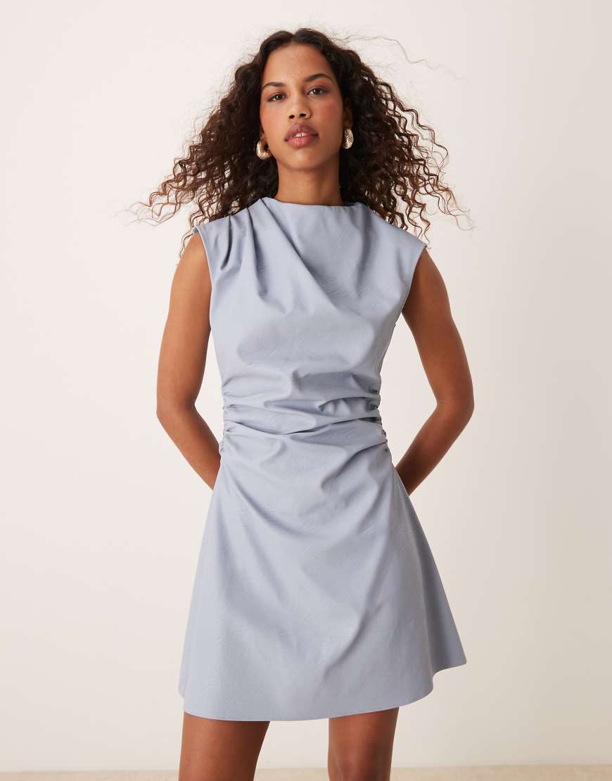 ASOS DESIGN - Hochgeschlossenes, ärmelloses Minikleid im Lederlook in Himmelblau mit Rüschendetail ASOS DESIGN - Hochgeschlossenes, ärmelloses Minikleid im Lederlook in Himmelblau mit Rüschendetail von ASOS DESIGN
