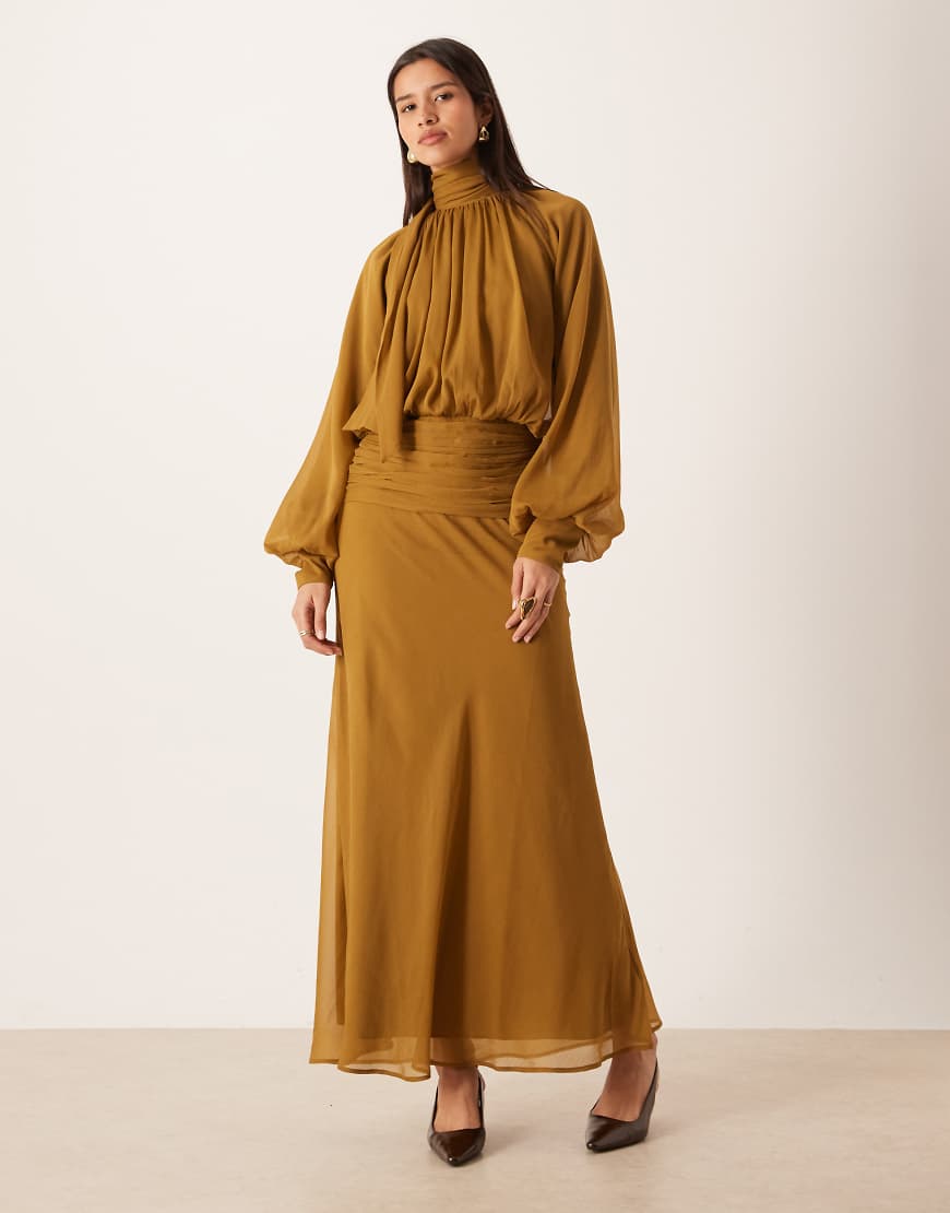 ASOS DESIGN - Hochgeschlossenes, drapiertes Chiffon-Maxikleid in Khaki mit Bindeband am Hals-Grün von ASOS DESIGN