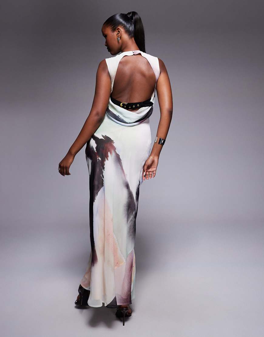 ASOS DESIGN - Hochgeschlossenes, drapiertes Maxi-Säulenkleid mit tiefem Wasserfallausschnitt am Rücken mit Gürtel-Detail und verschwommenem, abstraktem Print-Bunt ASOS DESIGN - Hochgeschlossenes, drapiertes Maxi-Säulenkleid mit tiefem Wasserfallausschnitt am Rücken mit Gürtel-Detail und verschwommenem, abstraktem Print-Bunt von ASOS DESIGN