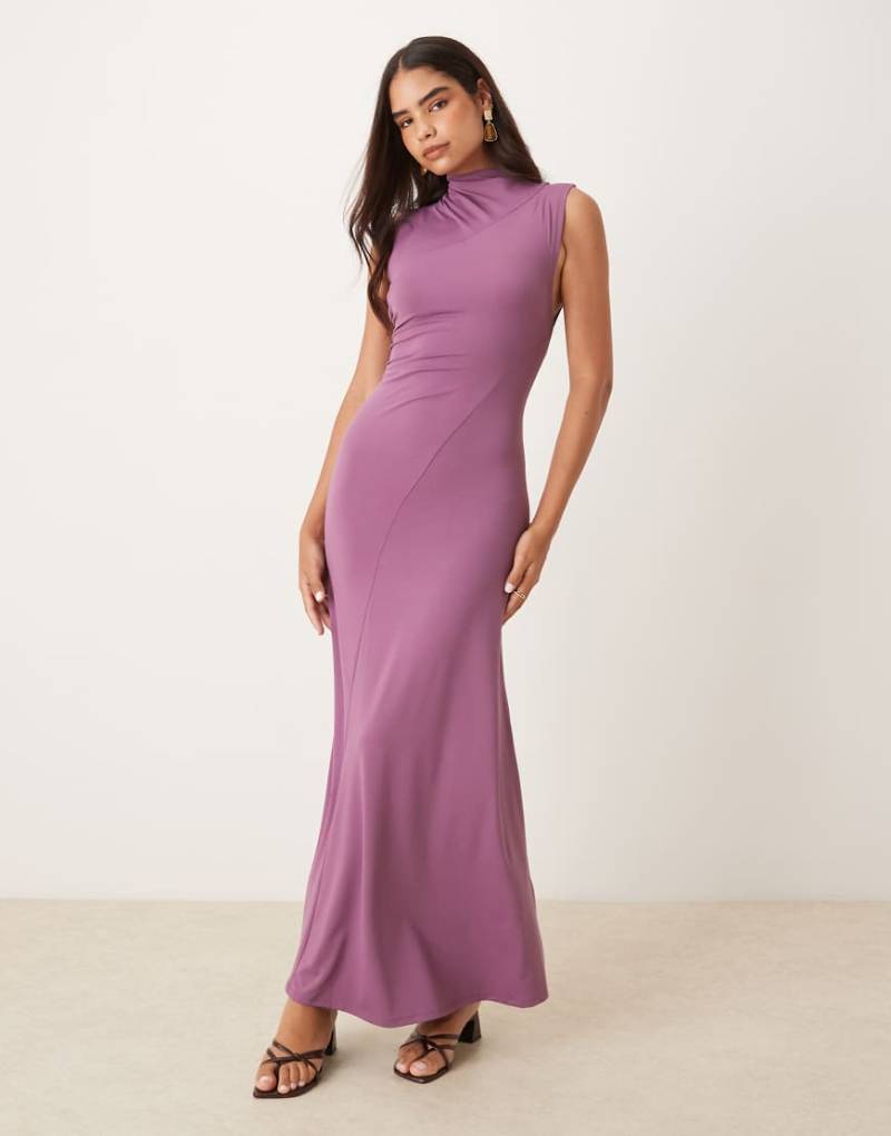 ASOS DESIGN - Hochgeschlossenes, drapiertes Maxikleid in Weintraube mit Ziernaht-Lila von ASOS DESIGN