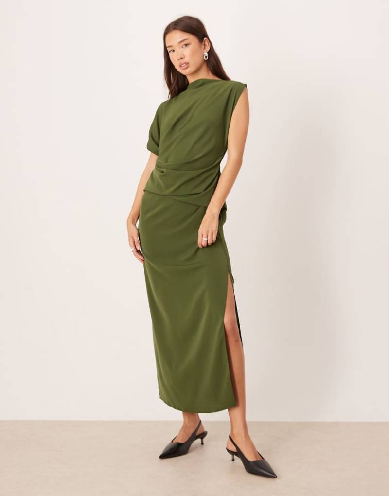 ASOS DESIGN - Hochgeschlossenes, drapiertes Midikleid in Olivgrün mit Faltenwurf von ASOS DESIGN