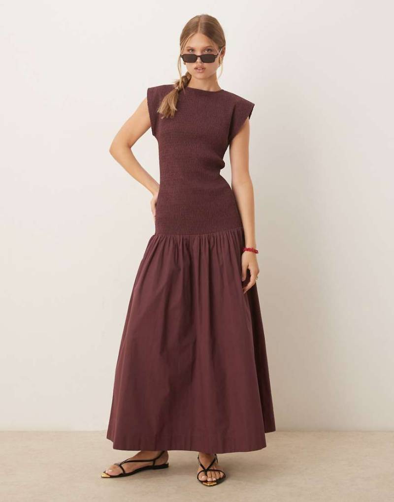ASOS DESIGN - Hochgeschlossenes, gerafftes Maxikleid in dunklem Traubenrot mit tief angesetzter Taille-Lila von ASOS DESIGN