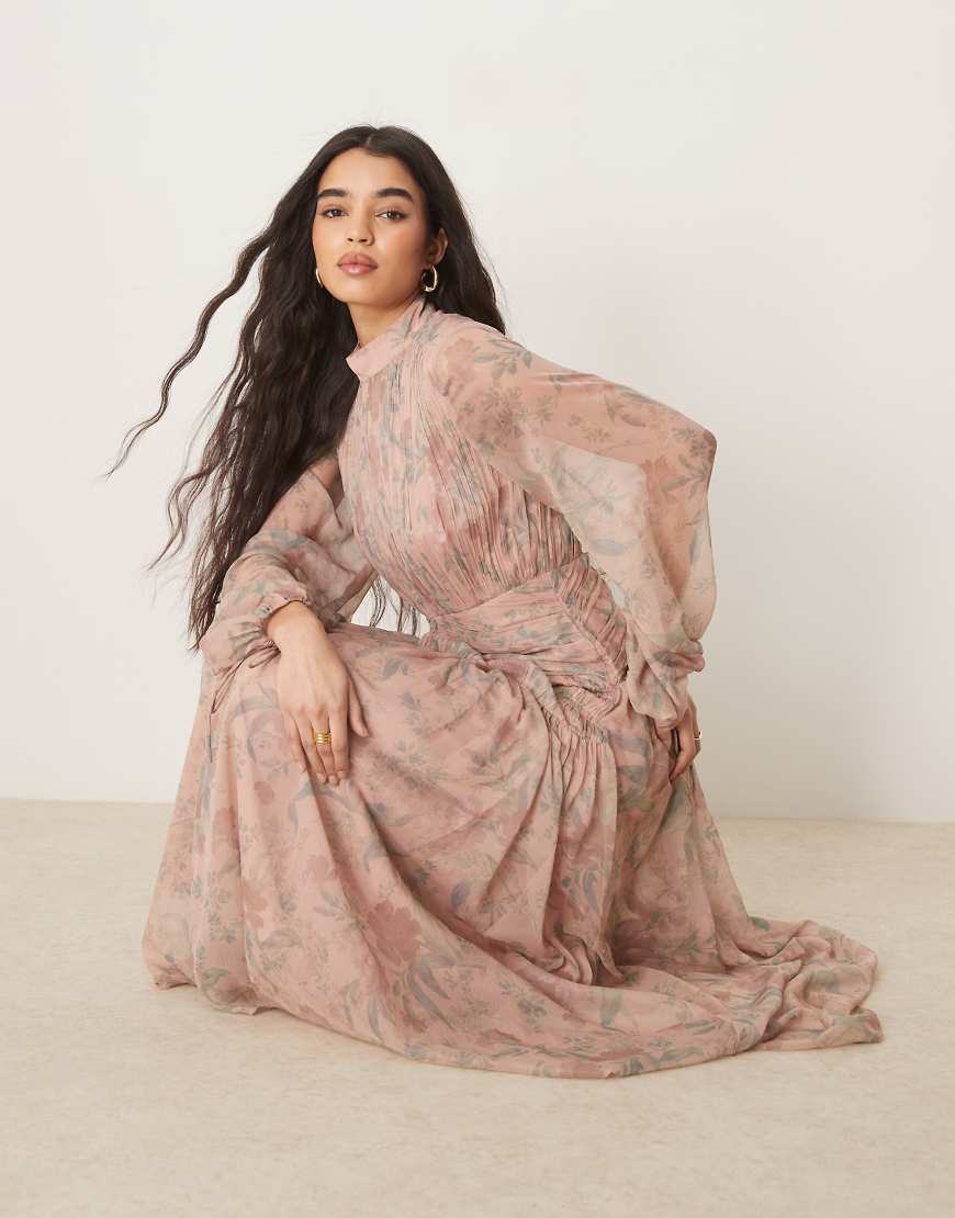ASOS DESIGN - Hochgeschlossenes, gerafftes Maxikleid mit verschwommenem Blumenmuster in Rosa und Winkelraffungsmuster-Bunt ASOS DESIGN - Hochgeschlossenes, gerafftes Maxikleid mit verschwommenem Blumenmuster in Rosa und Winkelraffungsmuster-Bunt von ASOS DESIGN