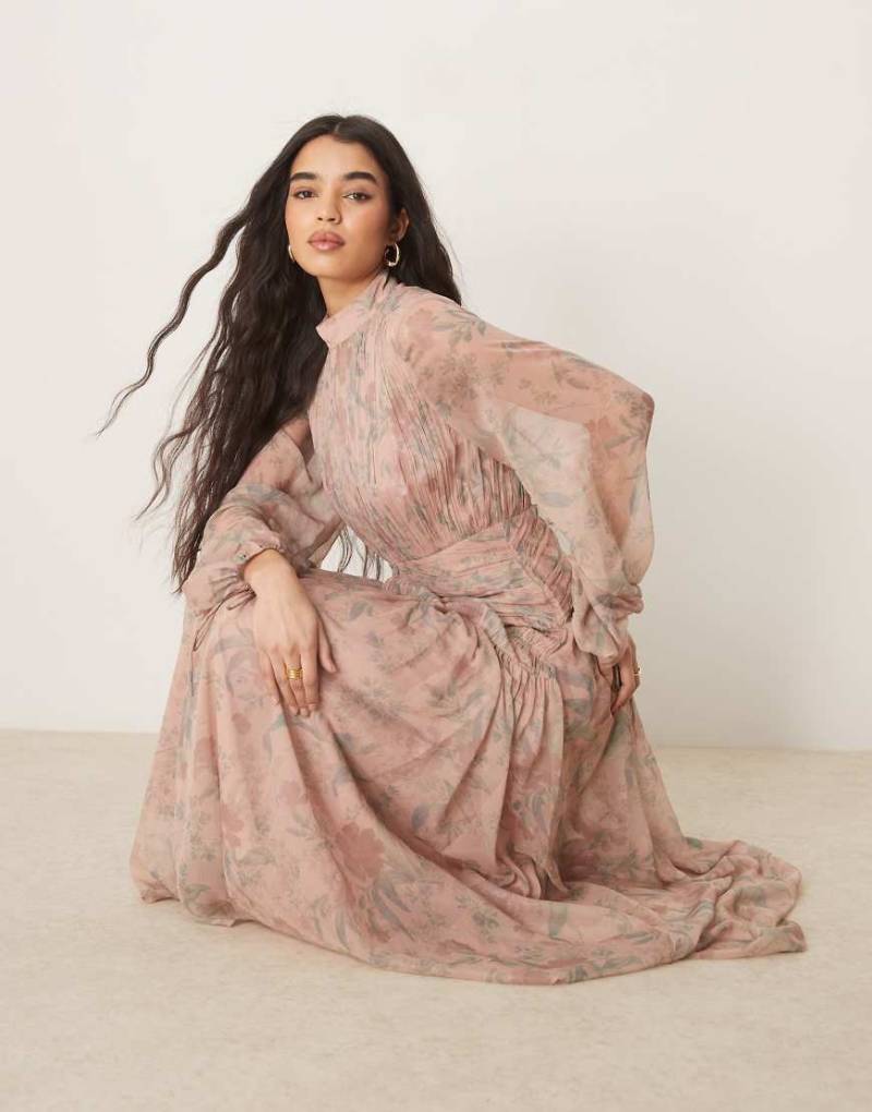 ASOS DESIGN - Hochgeschlossenes, gerafftes Maxikleid mit verschwommenem Blumenmuster in Rosa und Winkelraffungsmuster-Bunt von ASOS DESIGN