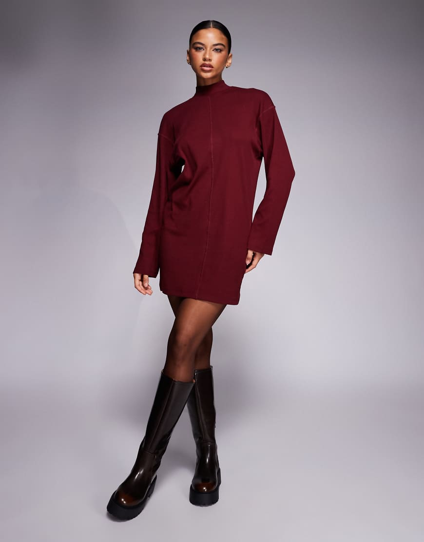 ASOS DESIGN - Hochgeschlossenes, geripptes Minikleid in Burgunderrot mit Mittelnahtdetail von ASOS DESIGN