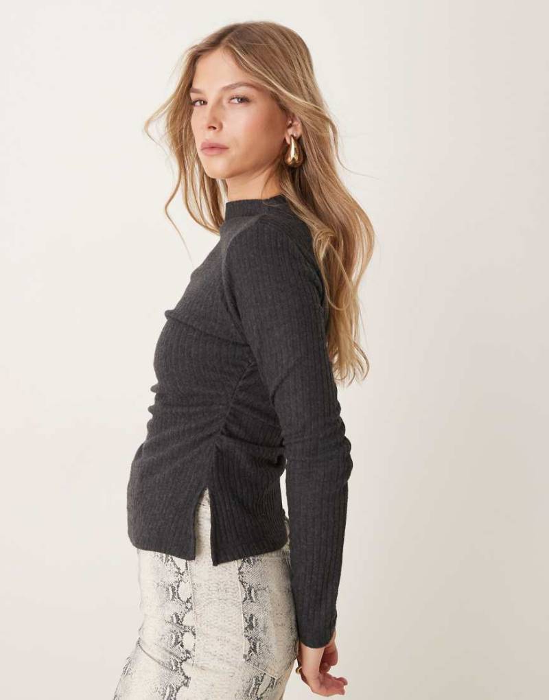 ASOS DESIGN - Hochgeschlossenes, geripptes Oberteil aus weichem Material in dunkelgrau meliert mit geraffter Seite von ASOS DESIGN