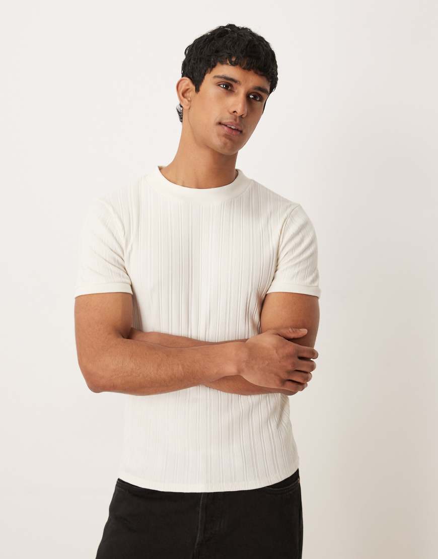 ASOS DESIGN - Hochgeschlossenes, körperbetontes T-Shirt in Cremeweiß mit Struktur von ASOS DESIGN