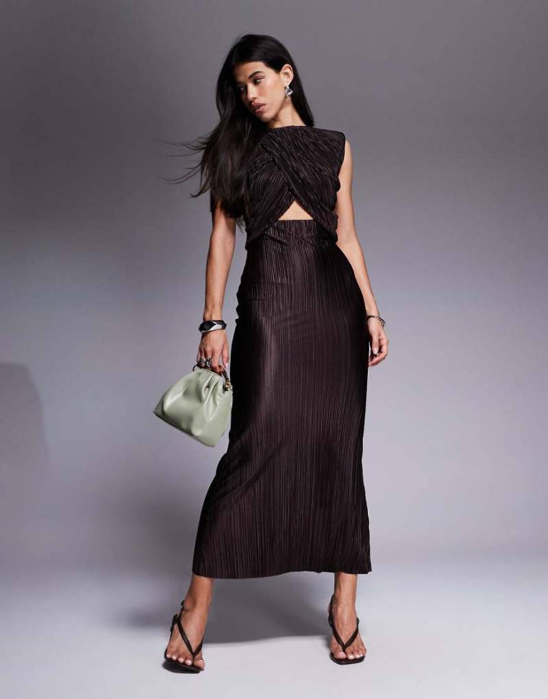 ASOS DESIGN - Hochgeschlossenes, plissiertes Maxikleid in Schokobraun mit Cut-out in der Taille und Drapierung-Rot von ASOS DESIGN